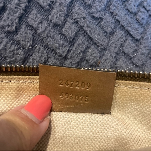 GUCCI Swing Logo Leather Pouch Bag - Picture 5 of 6